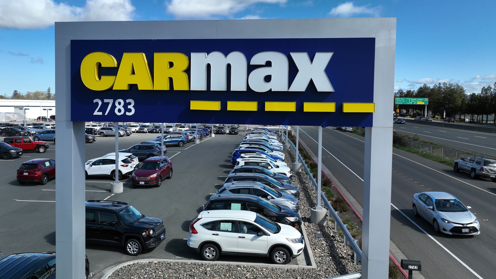 CarMax stock falls more than 10% as CEO steps down