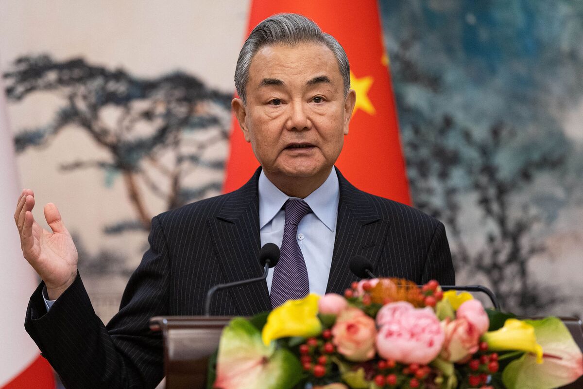 China’s Top Envoy Urges Stronger Dialog With UK Amid Uncertainty