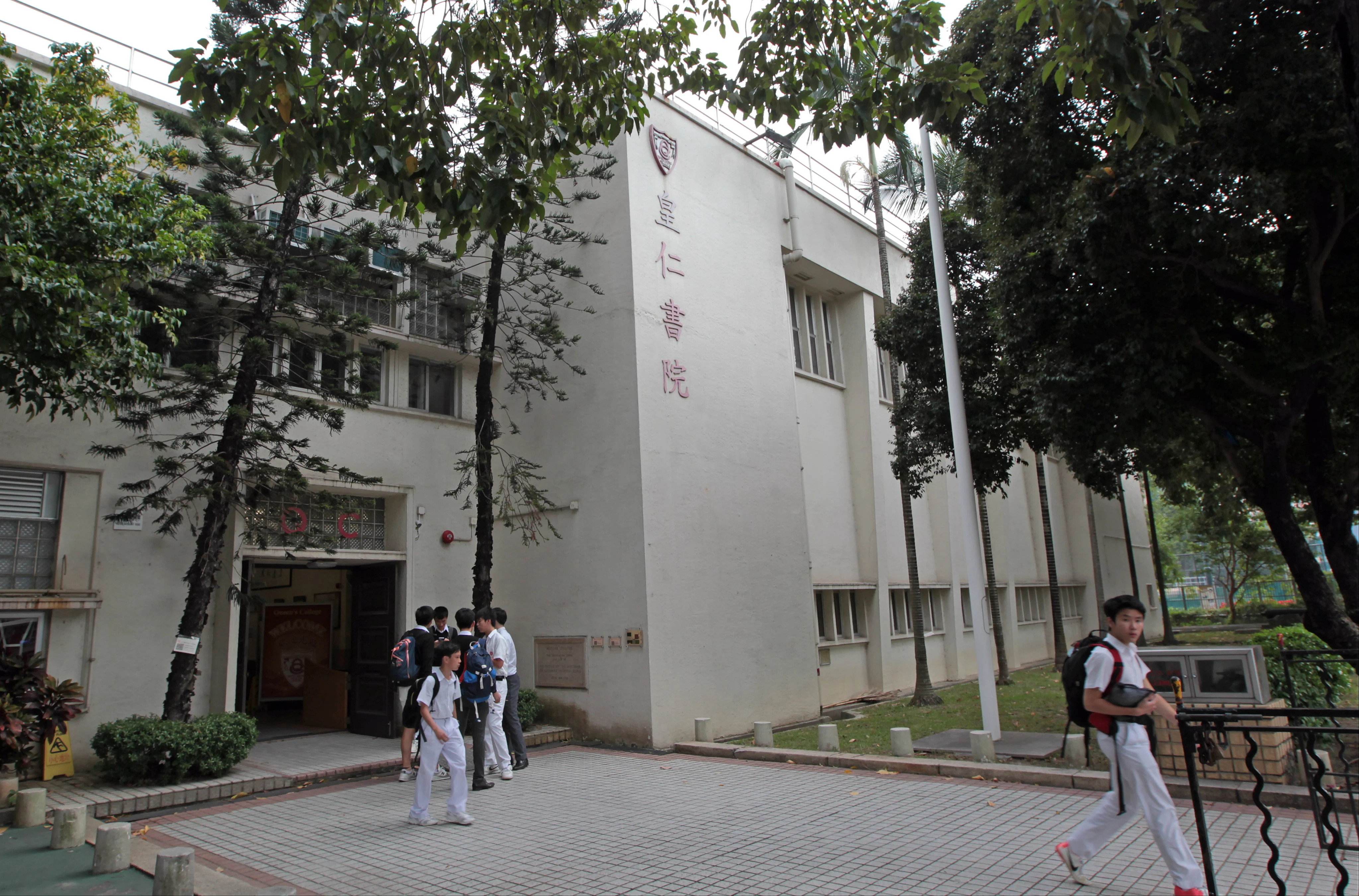 Which Hong Kong schools have gained approval to add extra Form One classes?