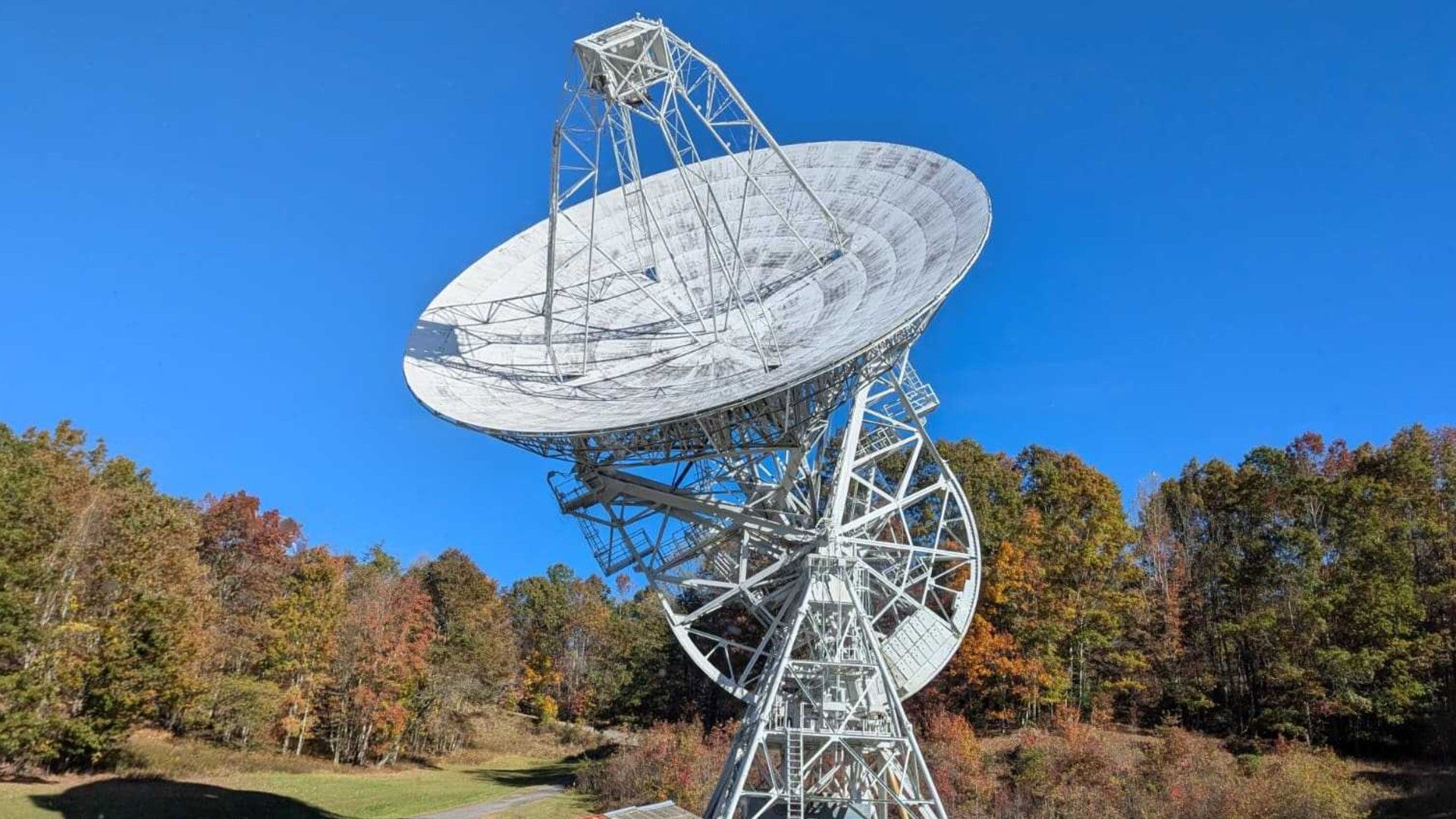 This Apollo-era radio telescope in NC mountains once spied on Soviet satellites. Now it's for sale