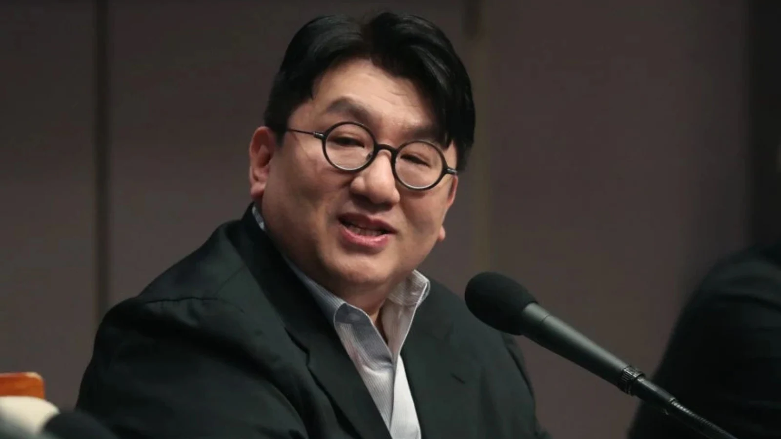 HYBE Founder Bang Si-Hyuk Questioned For 13 Hours In Alleged Unfair Share Trading Case