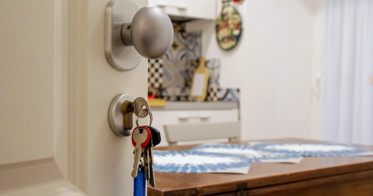 Apartment rental scammers use real listings, impersonate agents