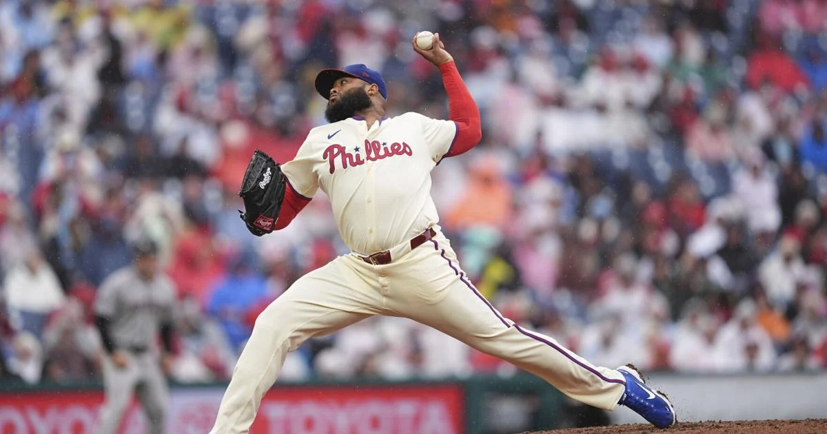 Philies bring back key reliever