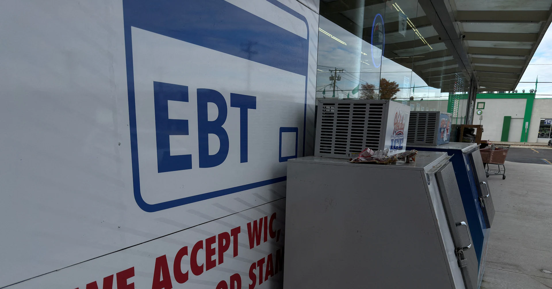 US families turn to food banks and relatives as benefits stall