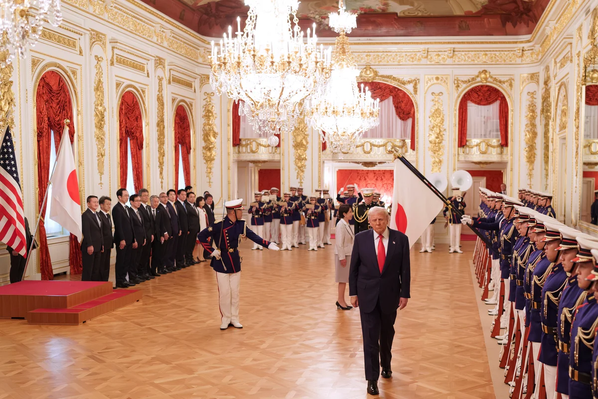 Trump wanders off during walk with Japanese Prime Minister