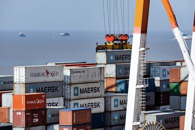 Maersk shares sink in Europe after warning of Q4 losses due to falling freight rates
