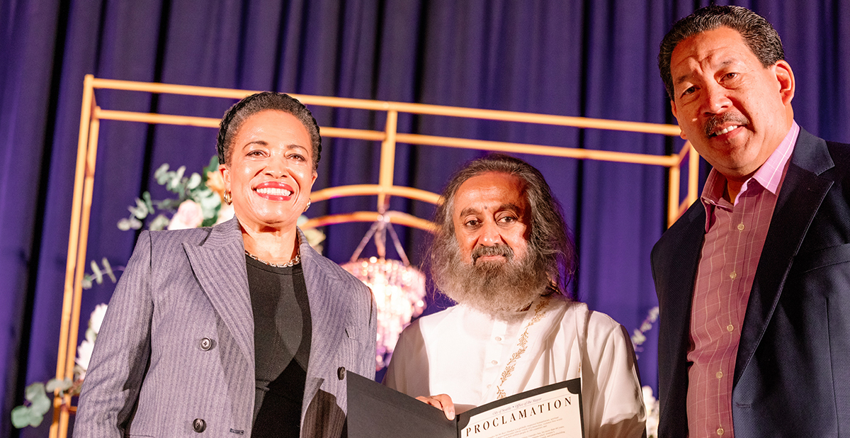 Global humanitarian and spiritual leader Guruddev Sri Sri Ravi Shankar brings message of calm to Seattle