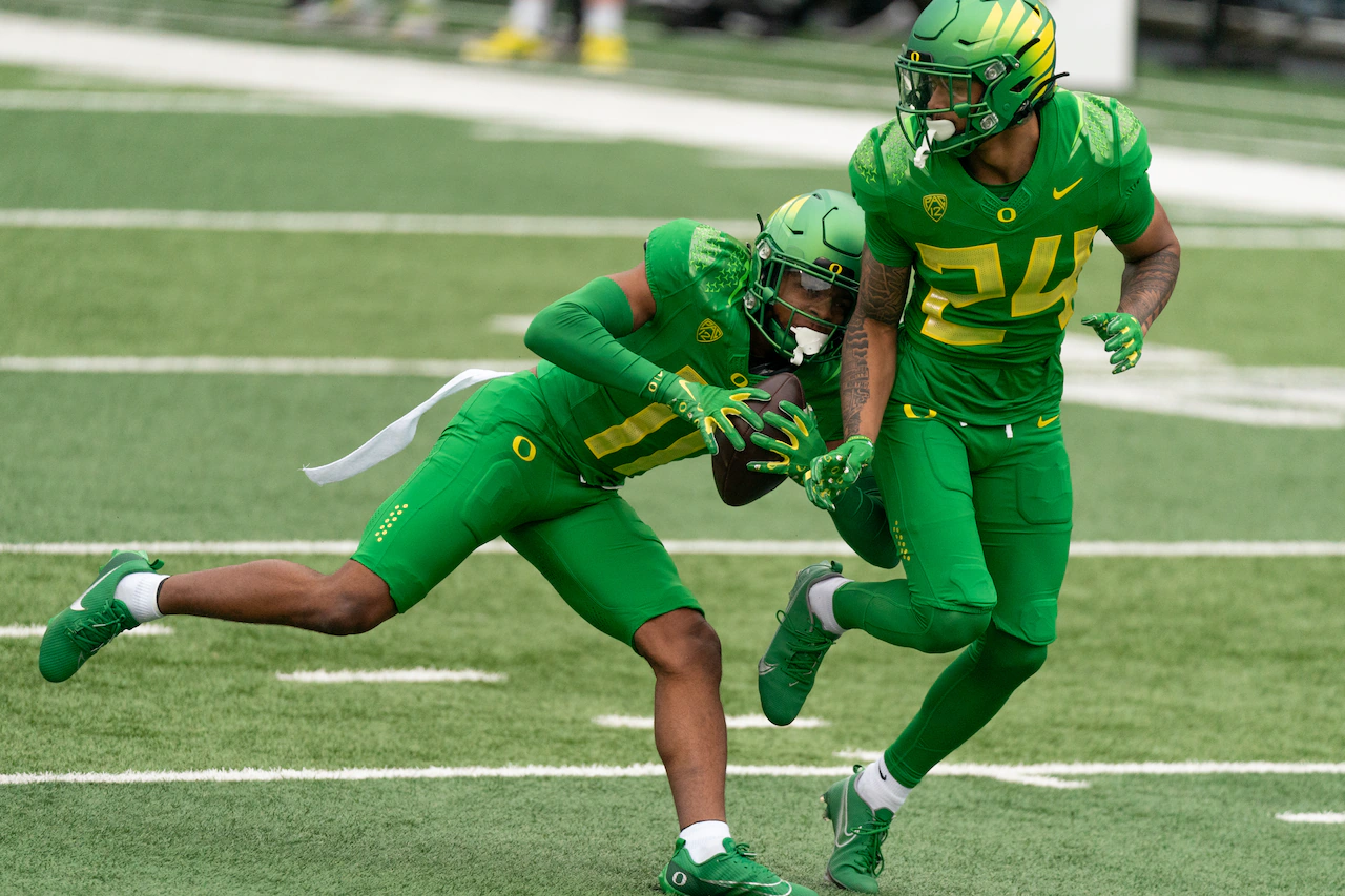 Oregon reserve cornerback leaves program with intent to transfer