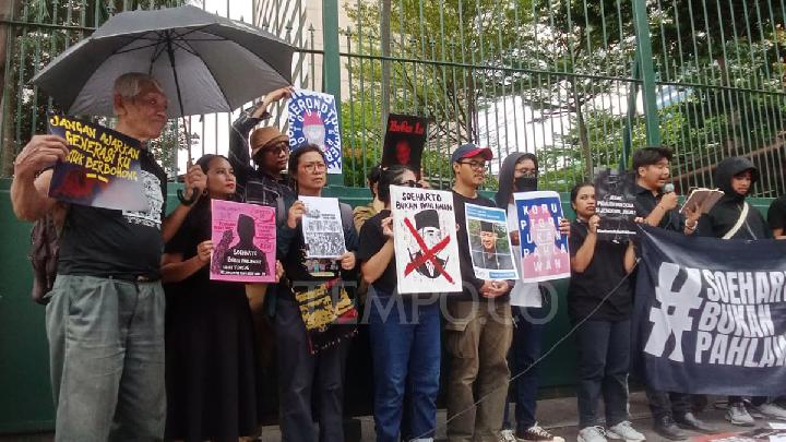 Indonesian Activists Reject Hero Title for Soeharto, Dubbed 'Father of Corruption'