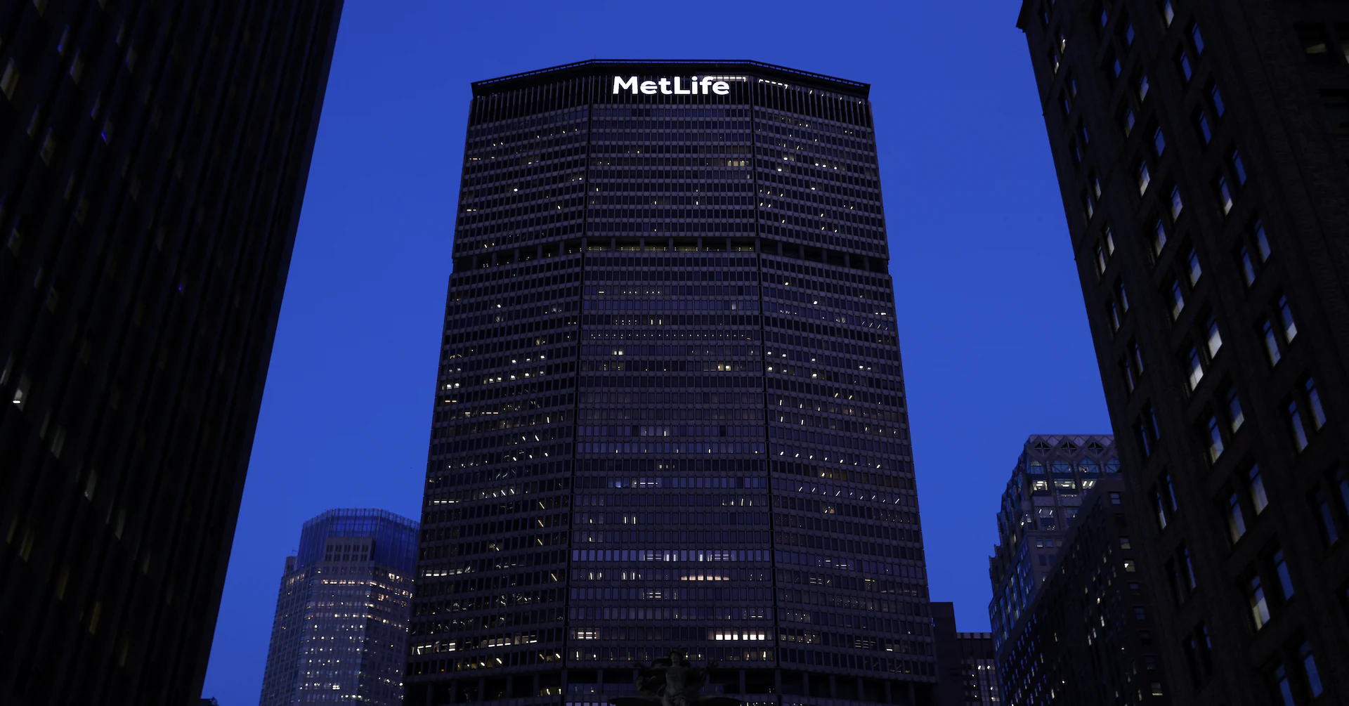 MetLife quarterly profit rises on investment gains