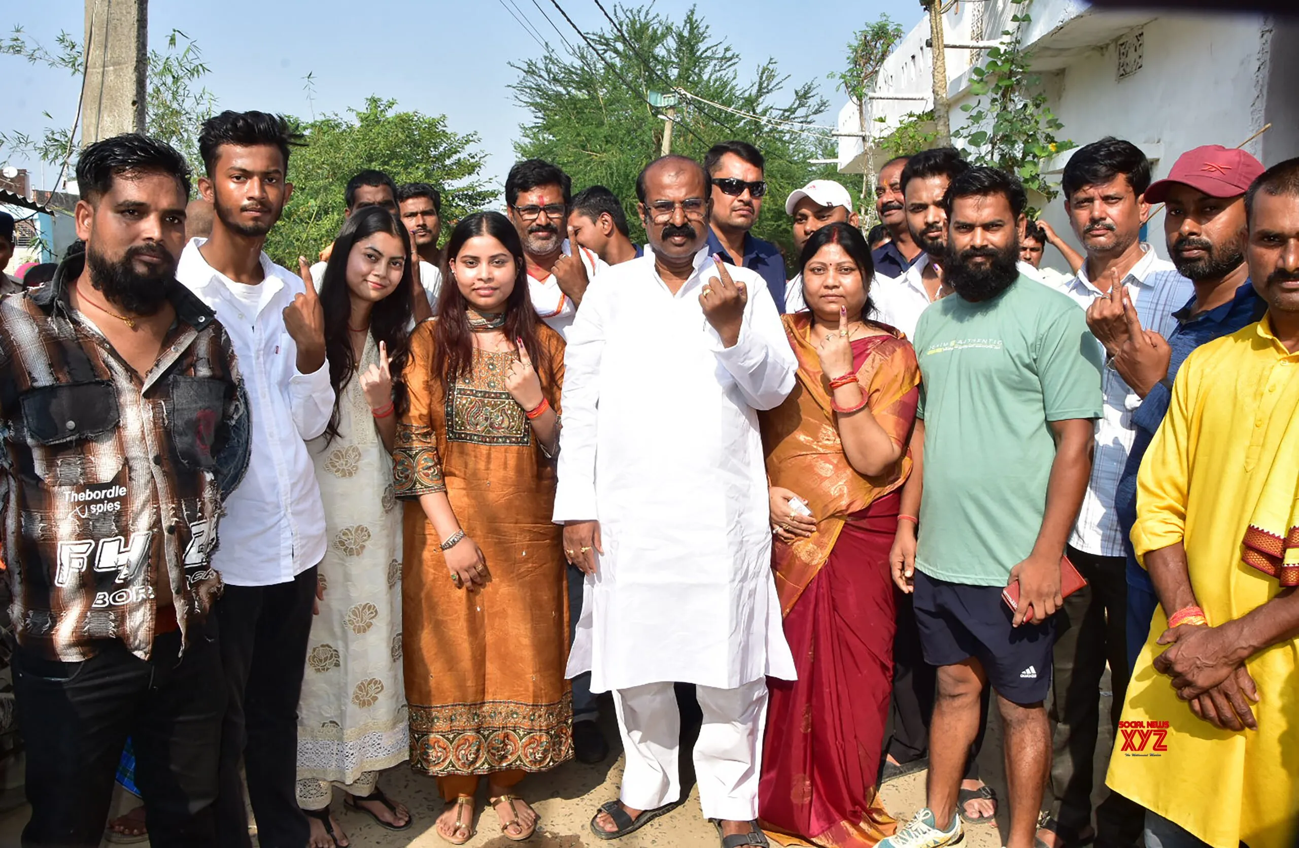 Darbhanga: Madan Sahni Casts Vote #Gallery