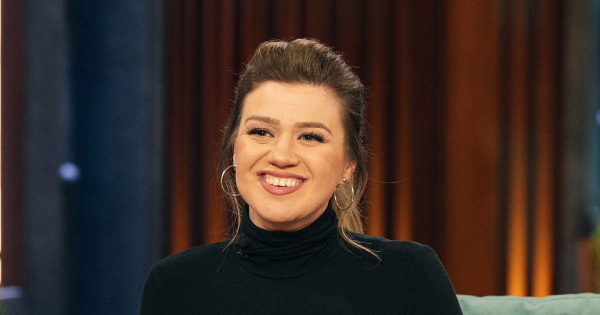 Kelly Clarkson Pays For Fan's Vacation During 'Kelly Clarkson Show' Taping