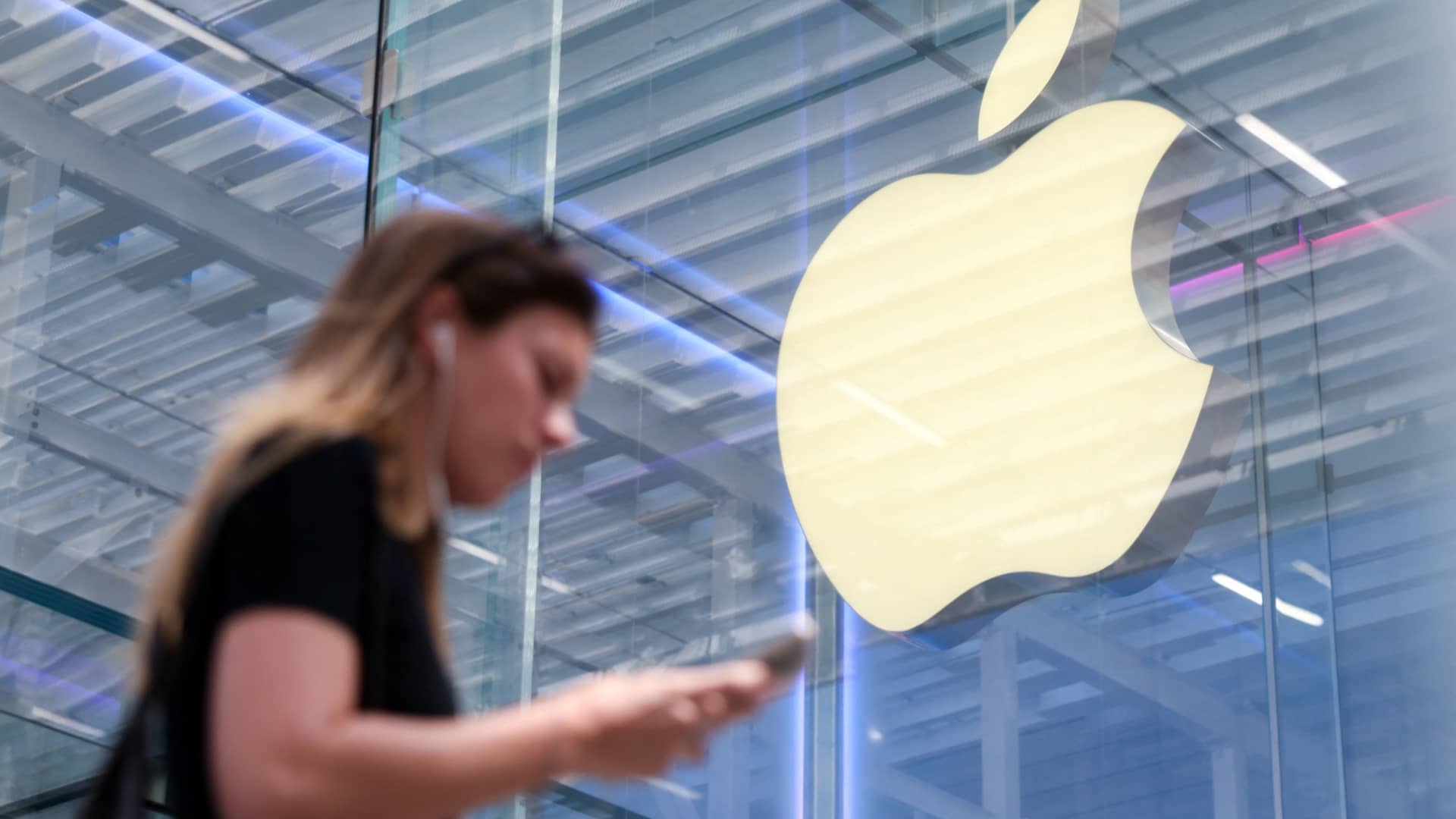 Trading Apple as valuation becomes disconnected from iPhone maker's growth profile