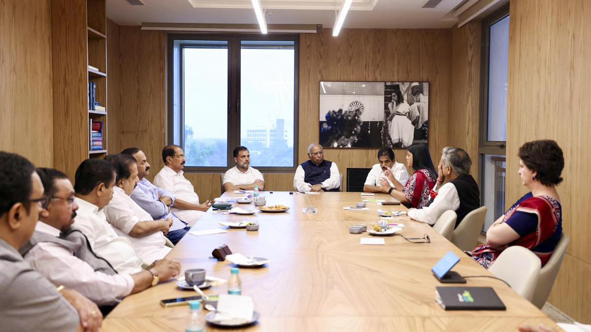 AICC issues ultimatum to KPCC to end factionalism and begin local body campaign