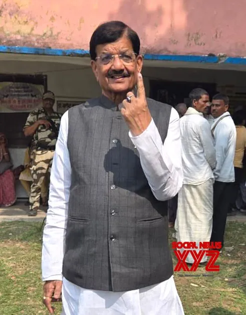 Congress leader Madan Mohan Jha casts vote in Baghat #Gallery