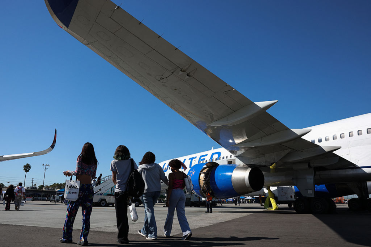 United Airlines Shares Refund Plan Amid Government Shutdown