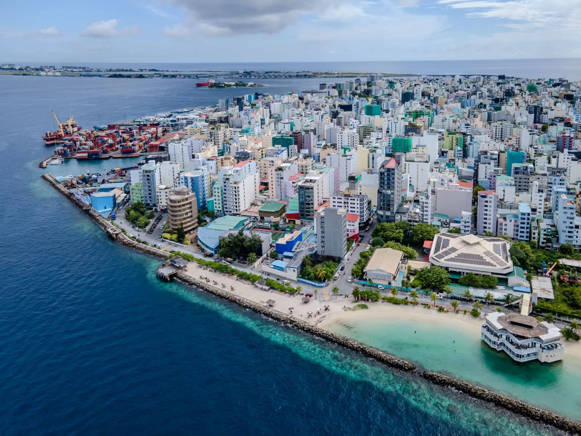 The U.S. still can’t even ban flavored vapes for kids - Internet reacts to The Maldives banning people born on or after 2007 from smoking tobacco