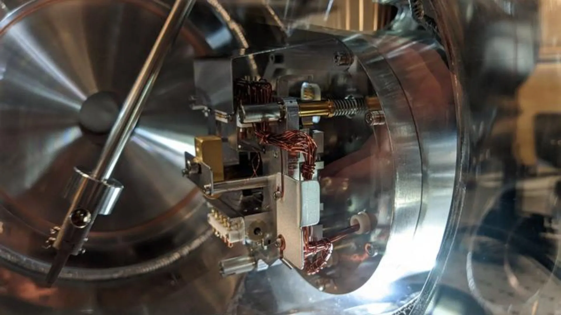 World’s first plasma lens keeps 80% of attosecond light power