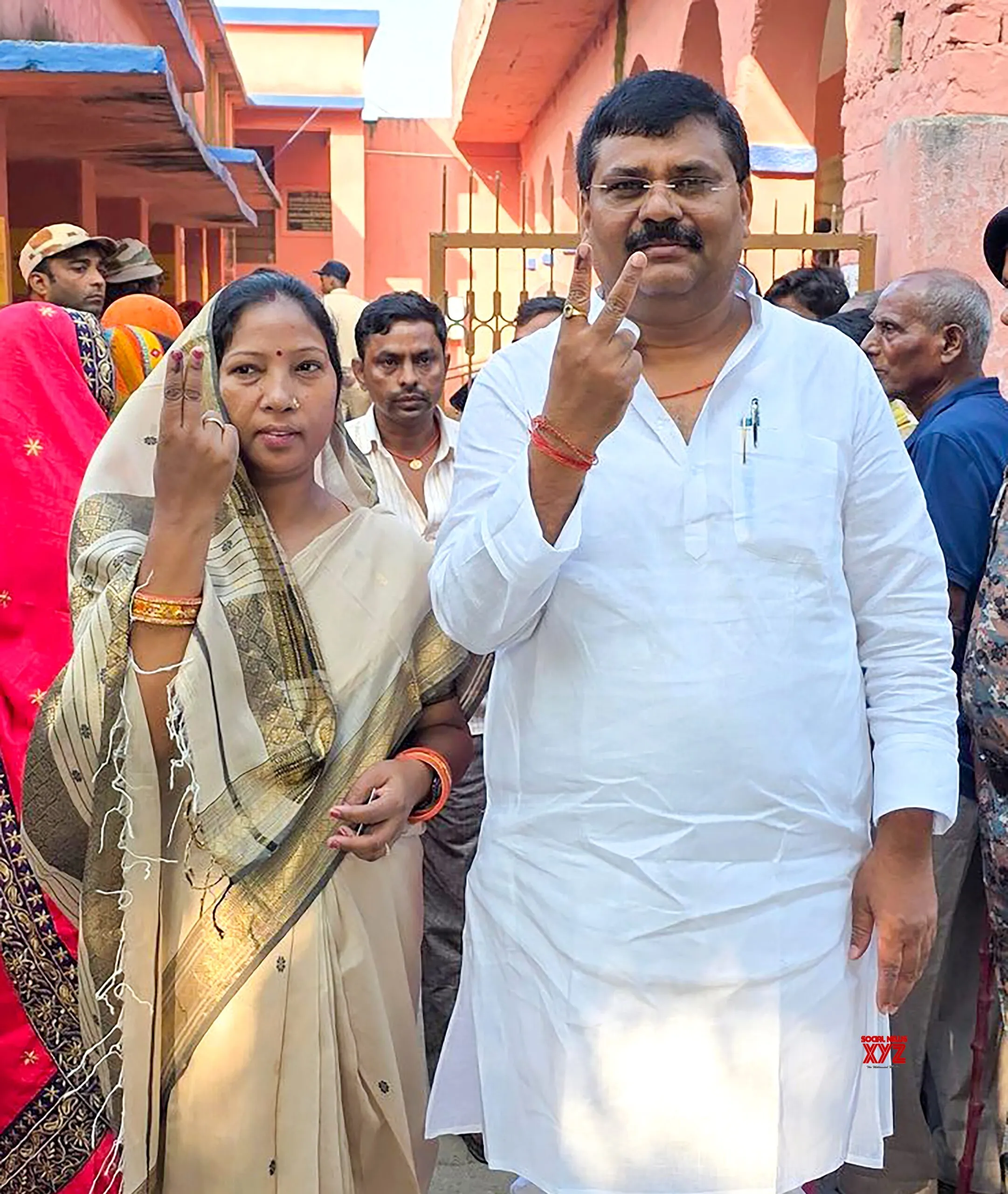 Vaishali: Umesh Singh Kushwaha Casts Vote in Mahnar #Gallery