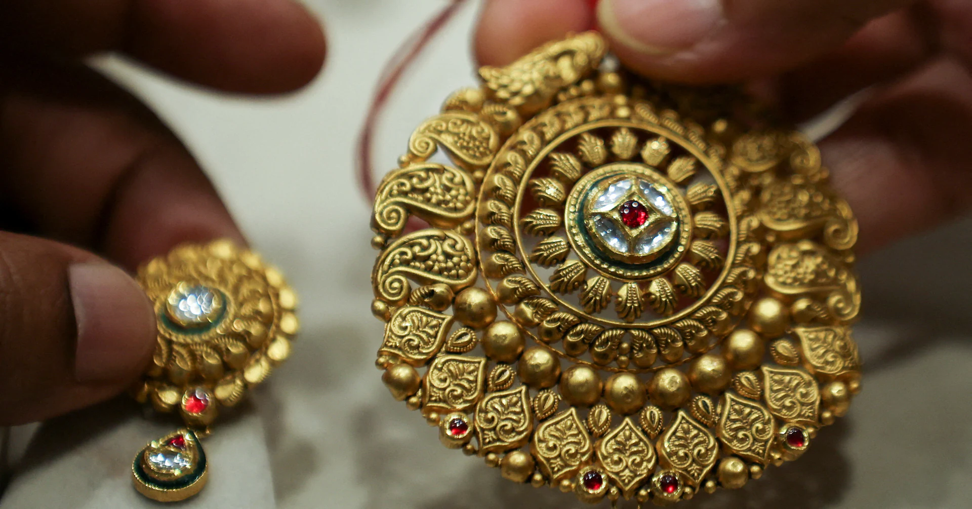 Gold gains as dollar weakens, US rate-cut bets grow