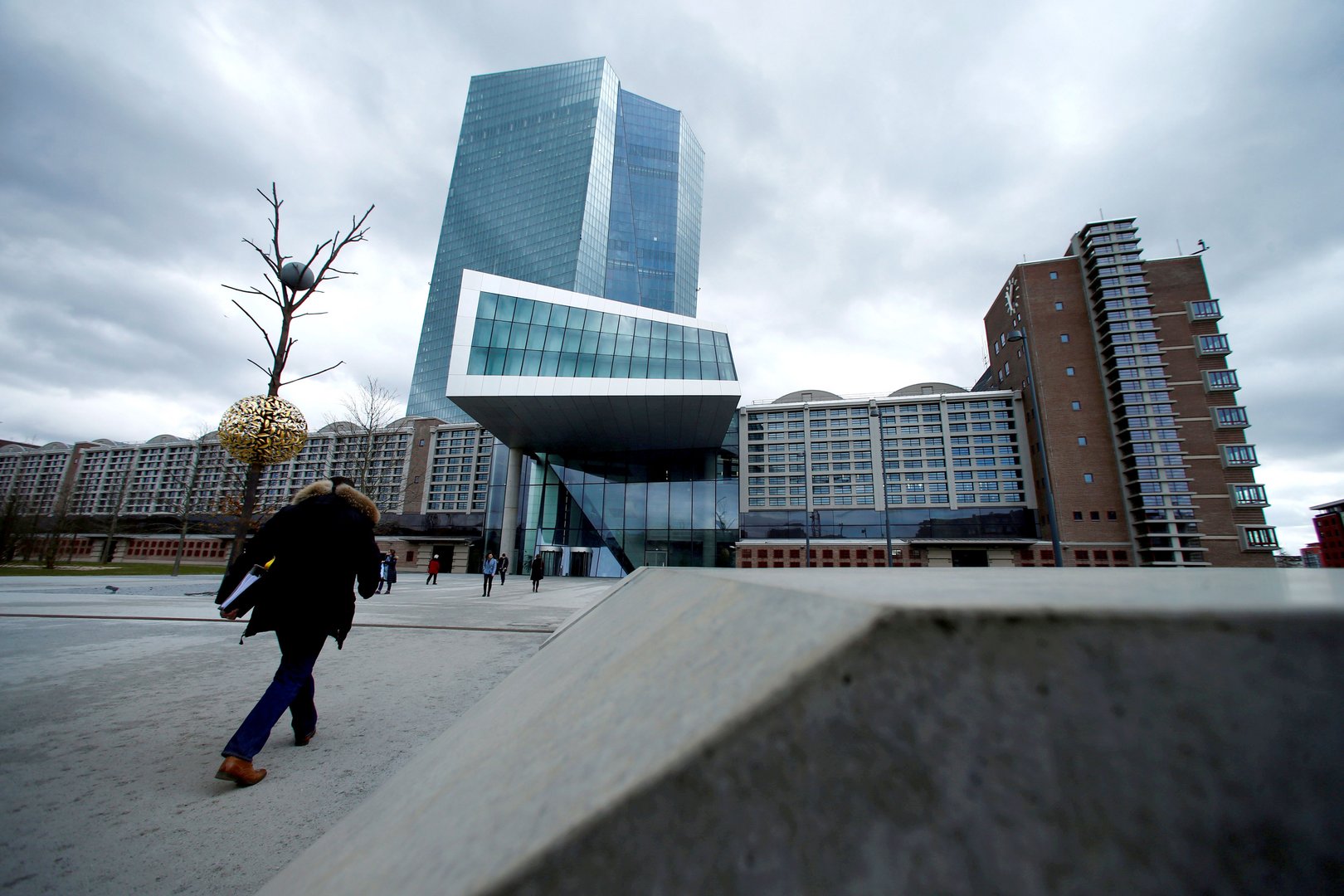 Euro area banks unexpectedly tighten credit standards for firms