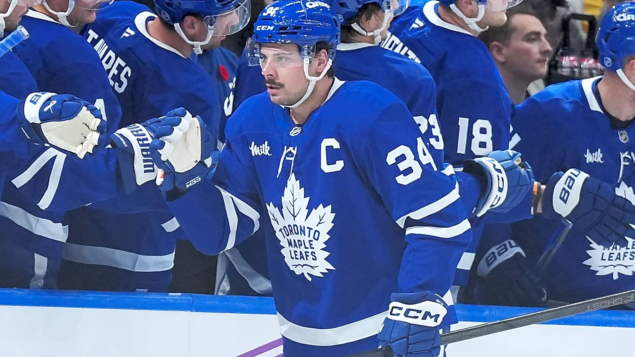 Can any other player score 900 goals?