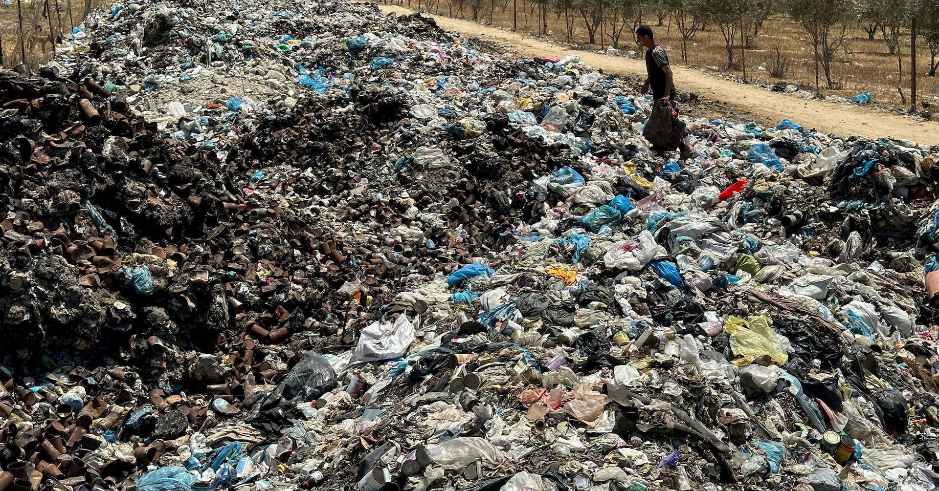 Piles of garbage and seeping sewage pollute devastated Gaza