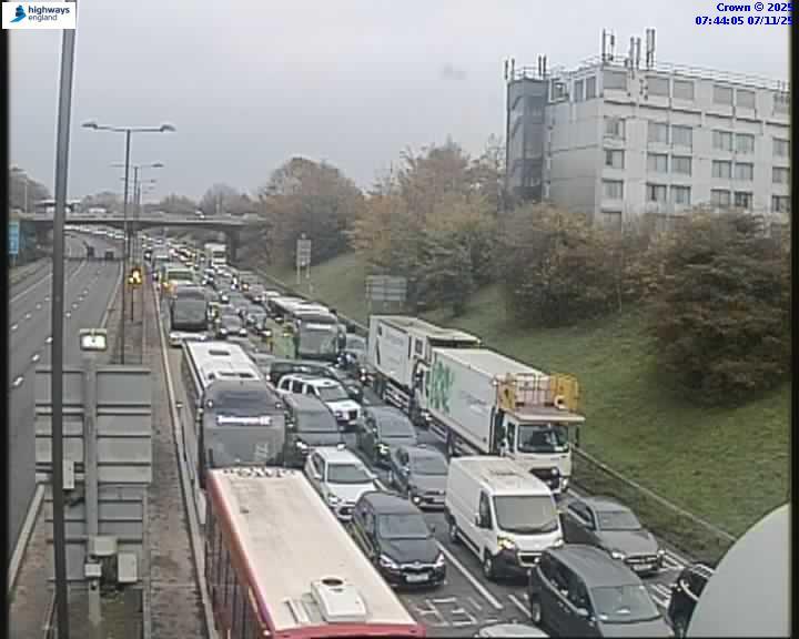 Travel LIVE: London traffic chaos as Heathrow tunnel shut in both directions on M4