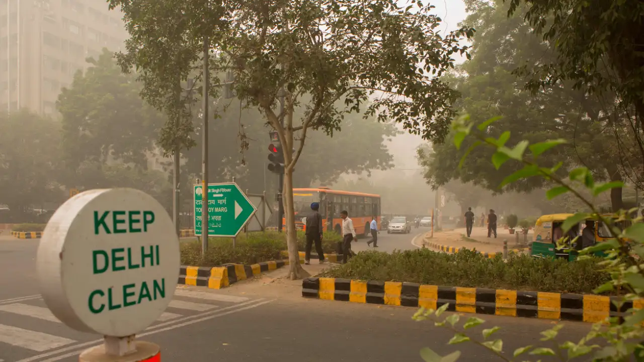 Can You Biohack Your Way Through Delhi’s Pollution? Here's What Hormone Expert Says
