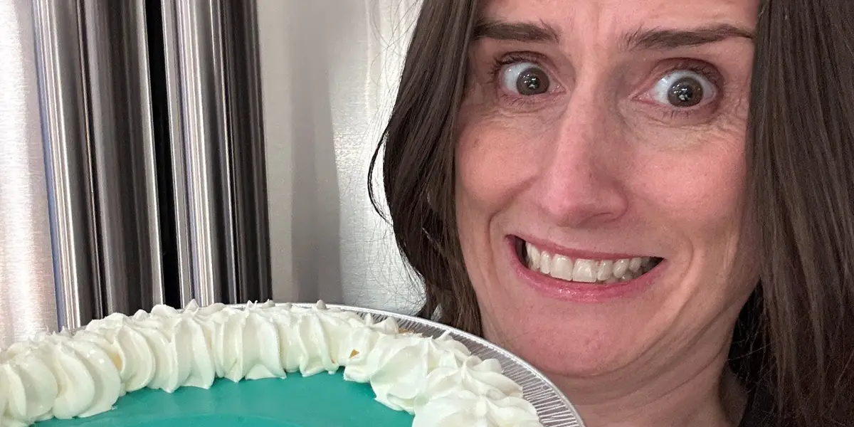 I Tried Taco Bell's Mountain Dew Baja Blast Pie: Photos, Review