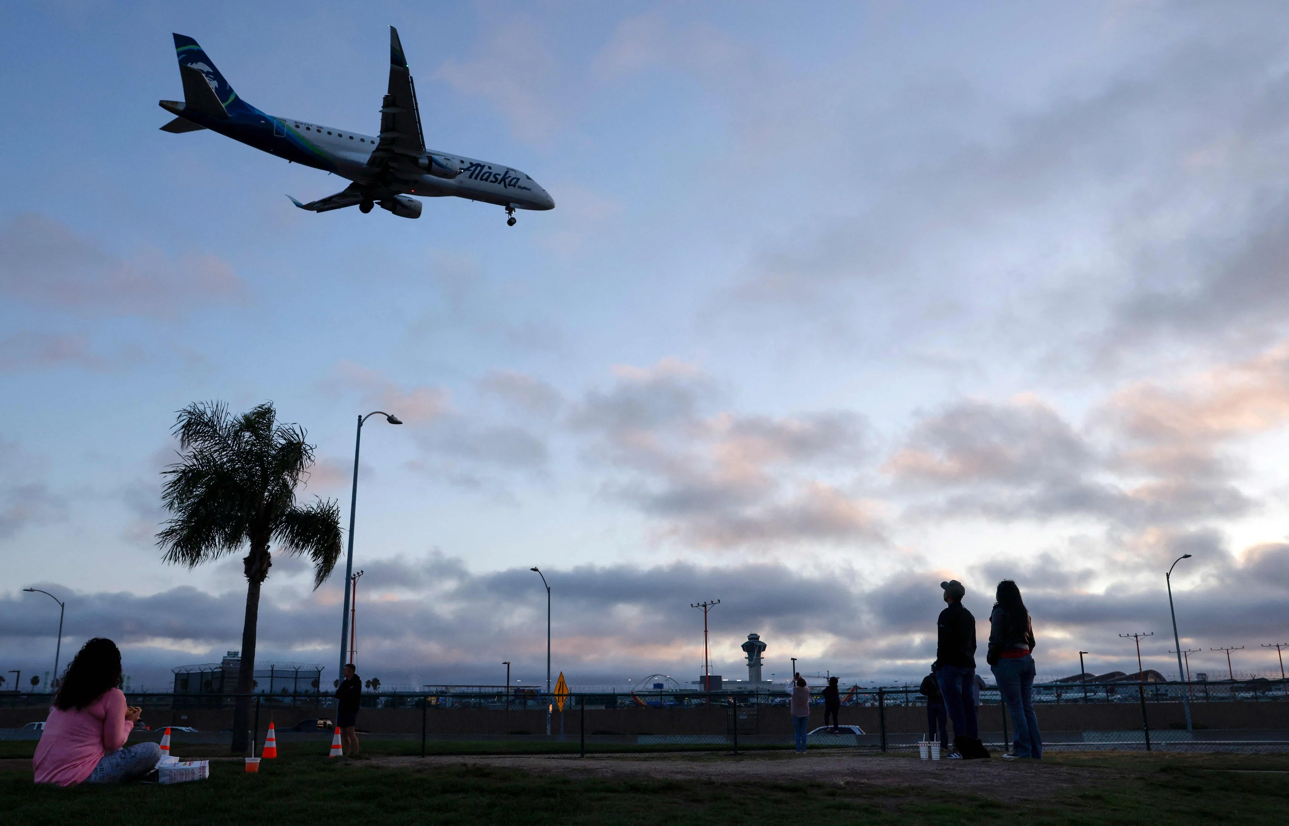 More than 800 flights cut across the US in government paralysis