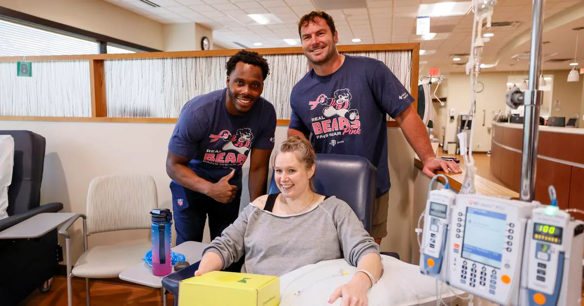 Bears players delivers care packages to patients at Advocate Infusion Center