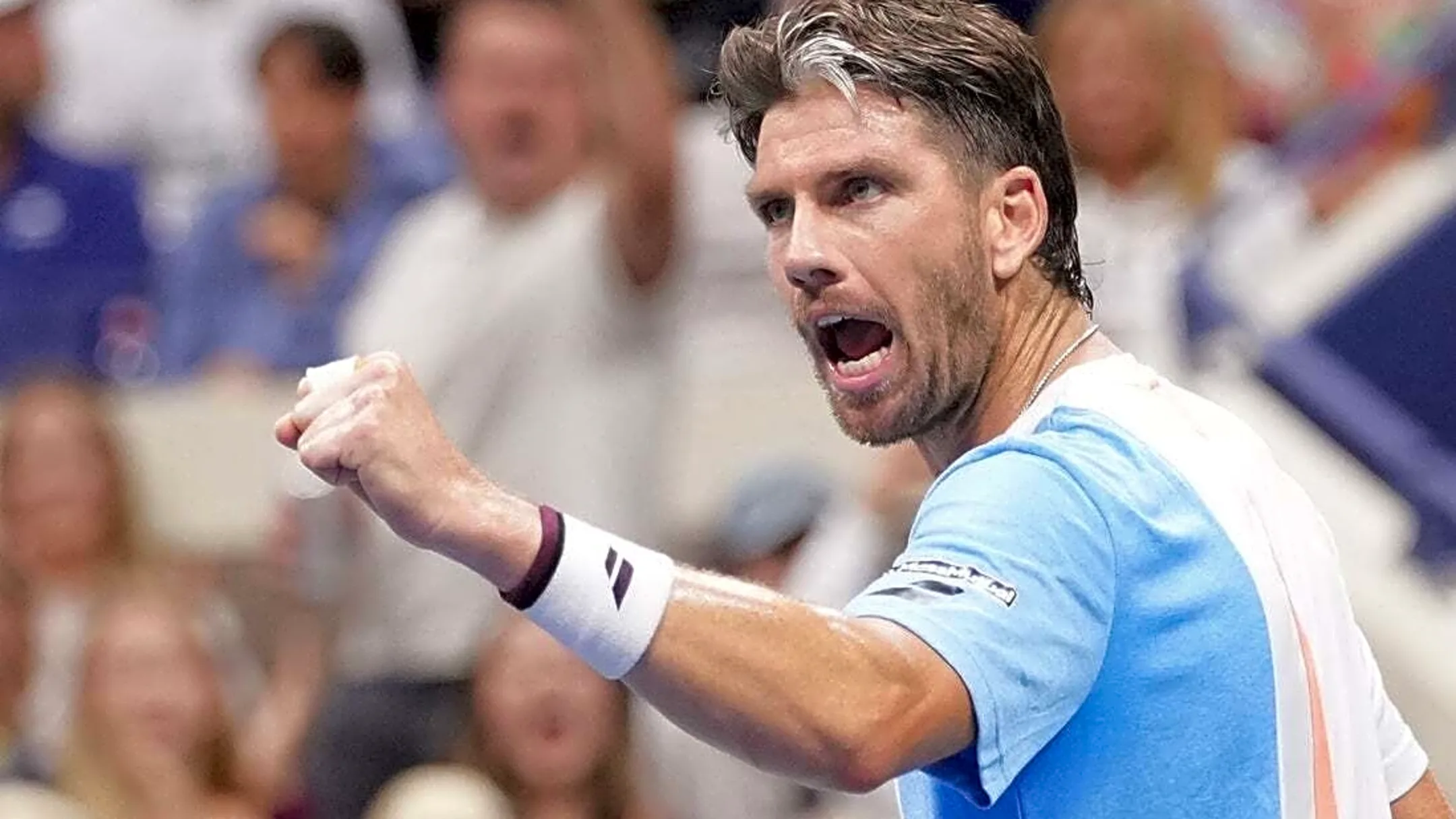 Cameron Norrie shocks No. 1 Carlos Alcaraz in Paris