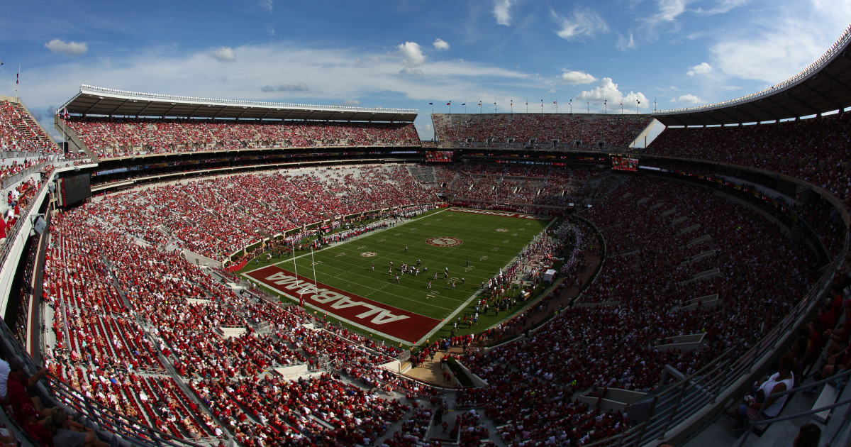 Former NFL Star, College Football Hall of Famer Dies at 71