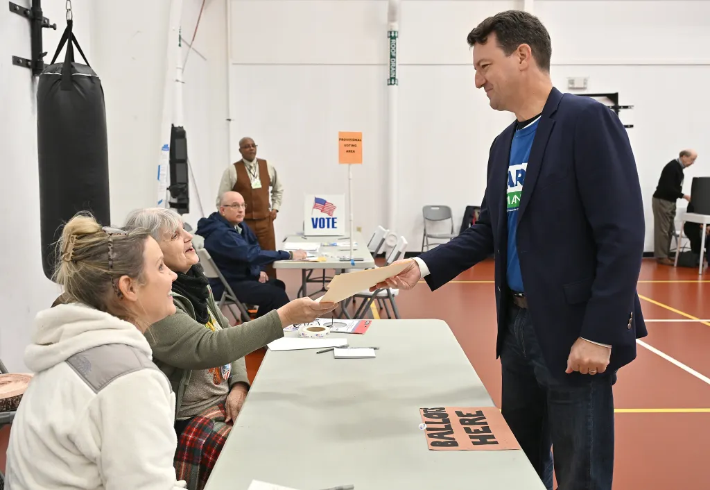 Littmann, all Dem candidates lead