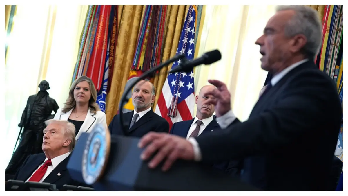 ‘Disgusting!’: Trump Stands Frozen as Guest Collapses in the Oval Office - While Everyone Rushes to Help, Cameras Catch RFK Jr. Doing Something Even Wilder