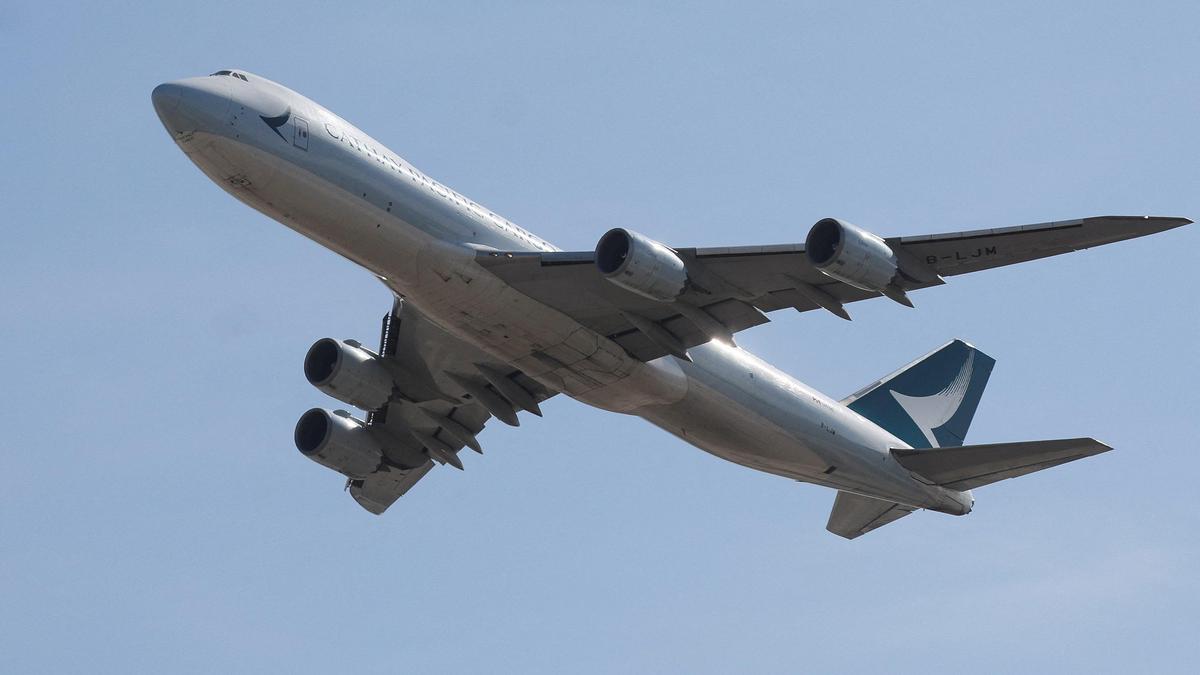 U.S. flight cancellations accelerate as airlines comply with government shutdown order