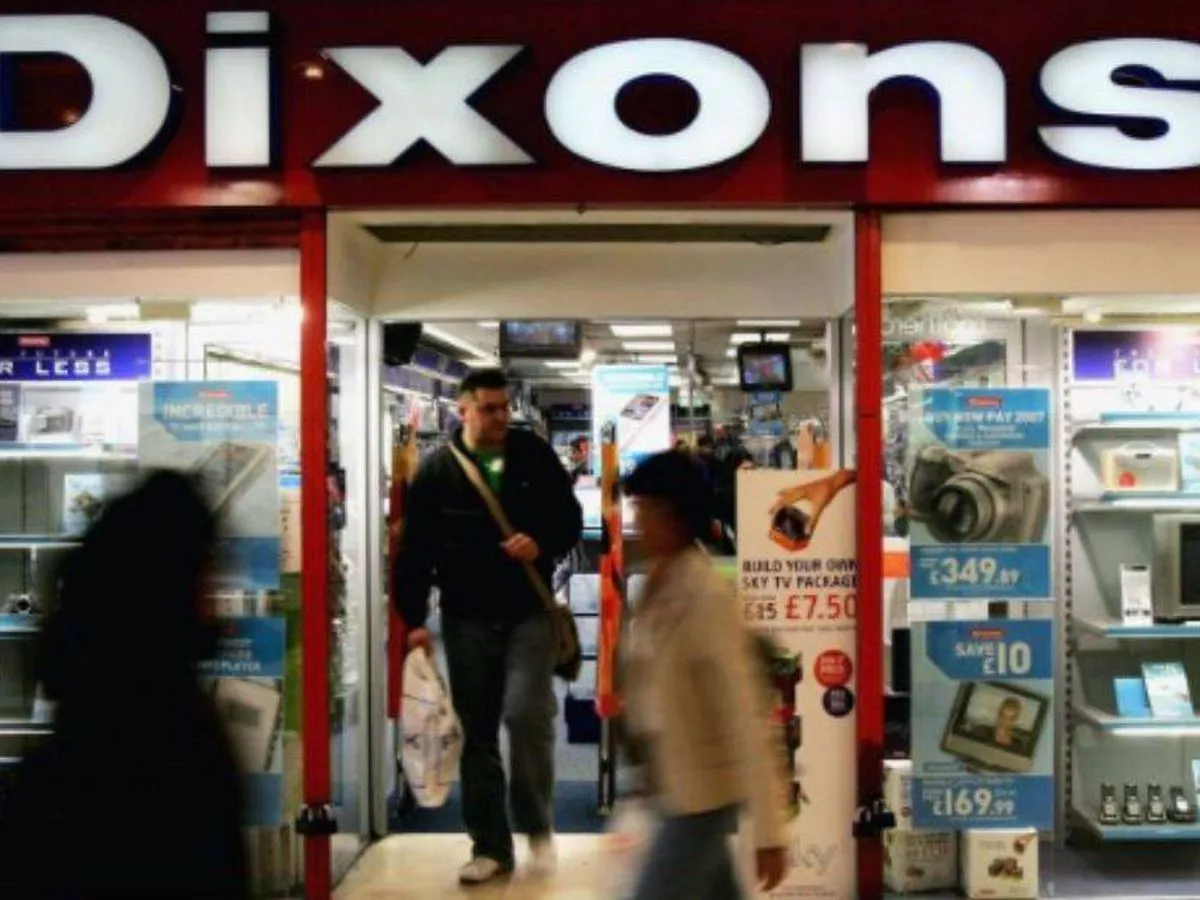 From Blockbusters to Dixons : 28 high street shops that have vanished from over the years
