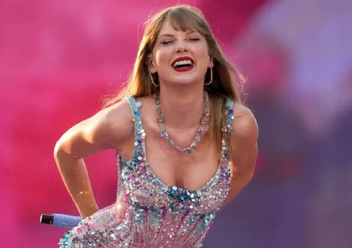 Taylor Swift holds the Billboard 200 throne for a month — again