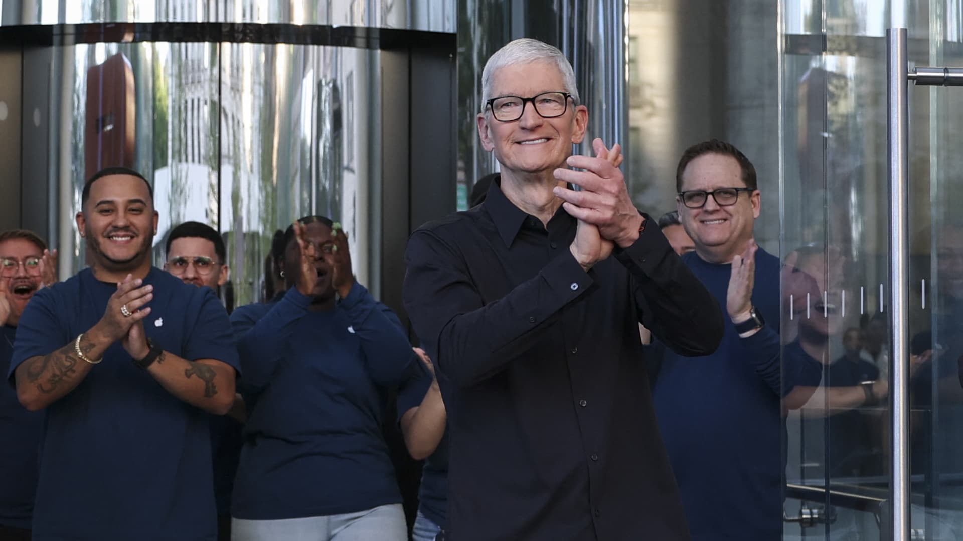 Apple's AI roadmap looks brighter - plus, Costco delivers upbeat sales numbers