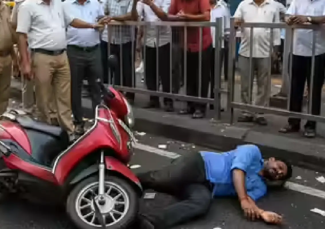 Man carrying ₹80 lakh cash falls unconscious under Cantonment railway bridge