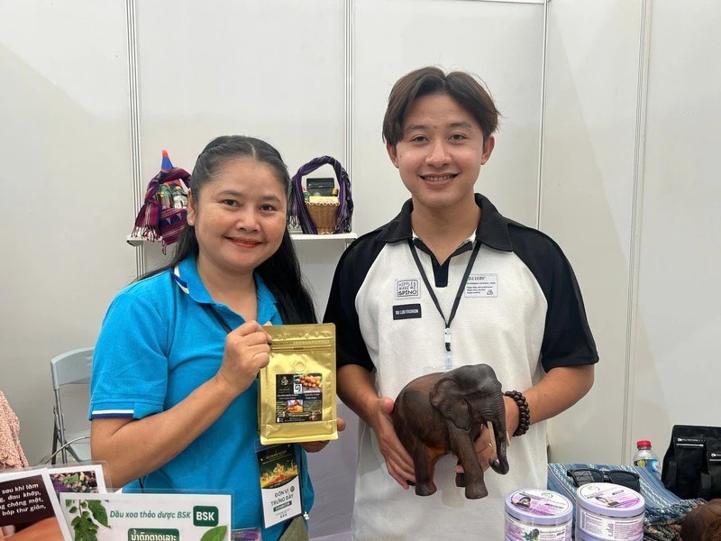 Viet Nam–Laos friendship shines at first Autumn Fair 2025 - Nhan Dan Online