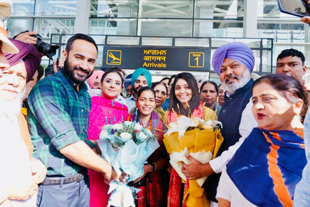 Two World Cup cricketers get warm welcome on reaching Punjab