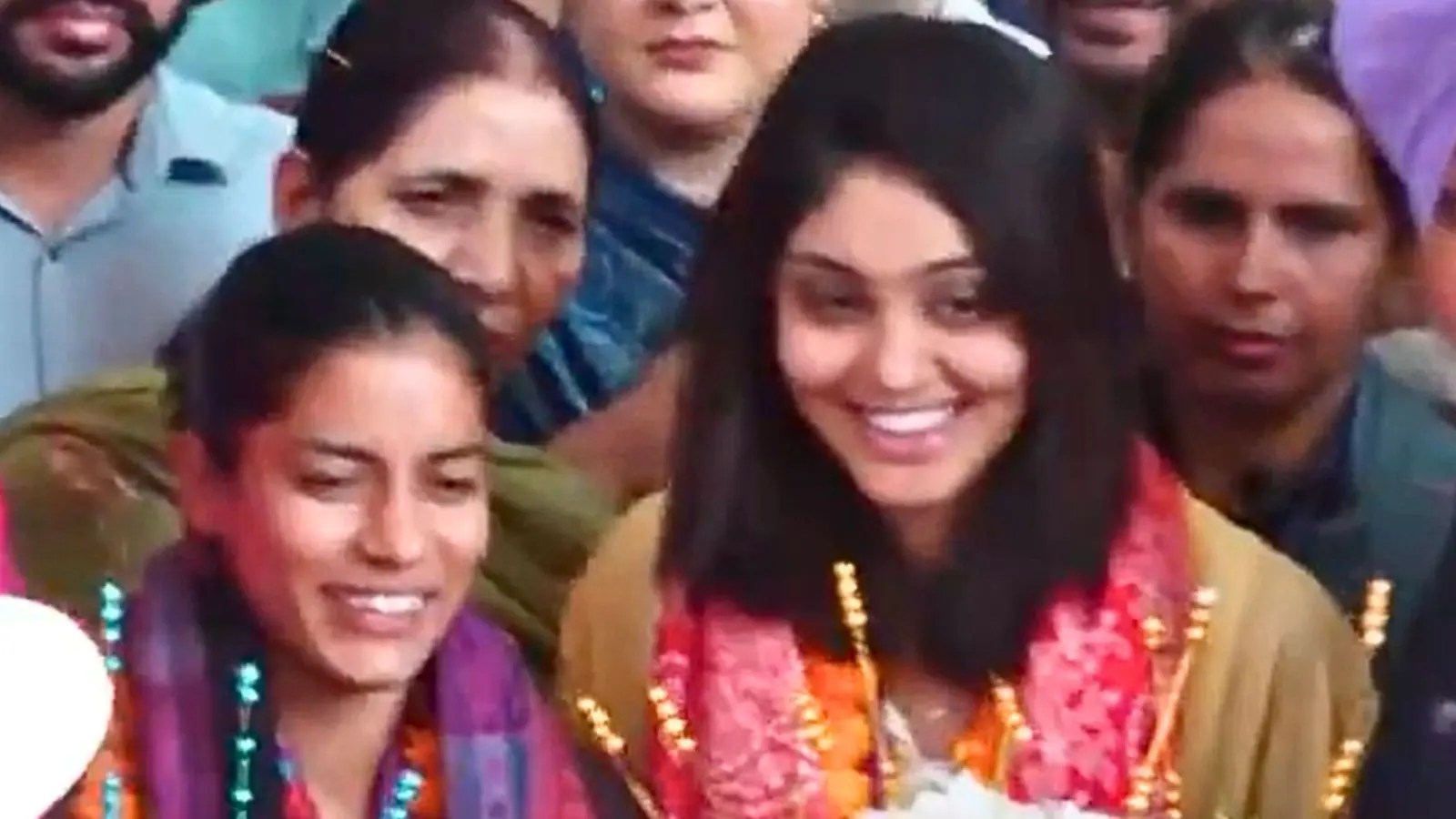 World Champions Amanjot And Harleen Get Grand Welcome In Chandigarh | Watch