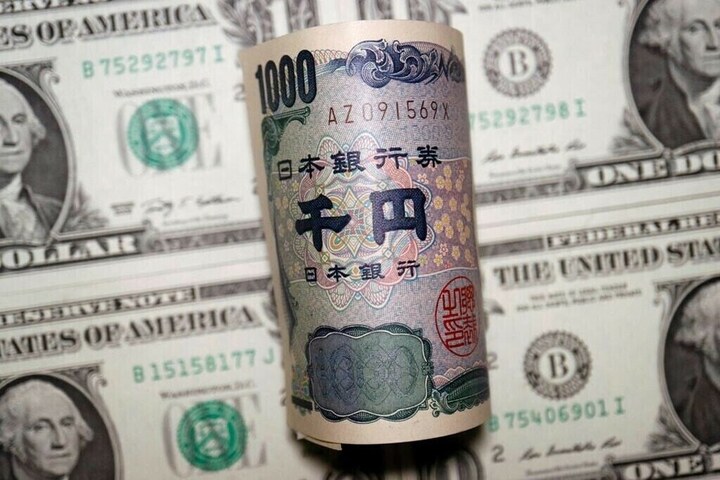 Yen strengthens against dollar