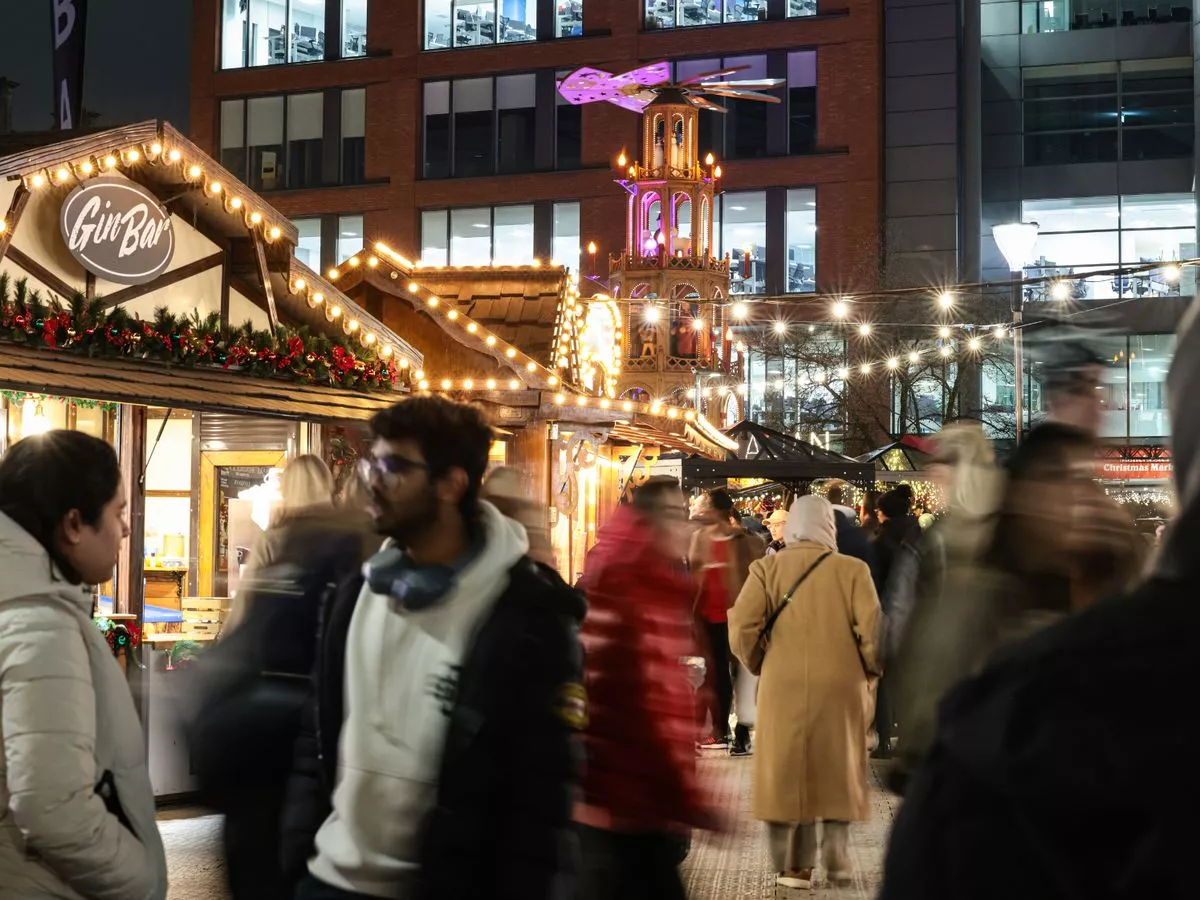 How to get to the Manchester Christmas Markets by public transport