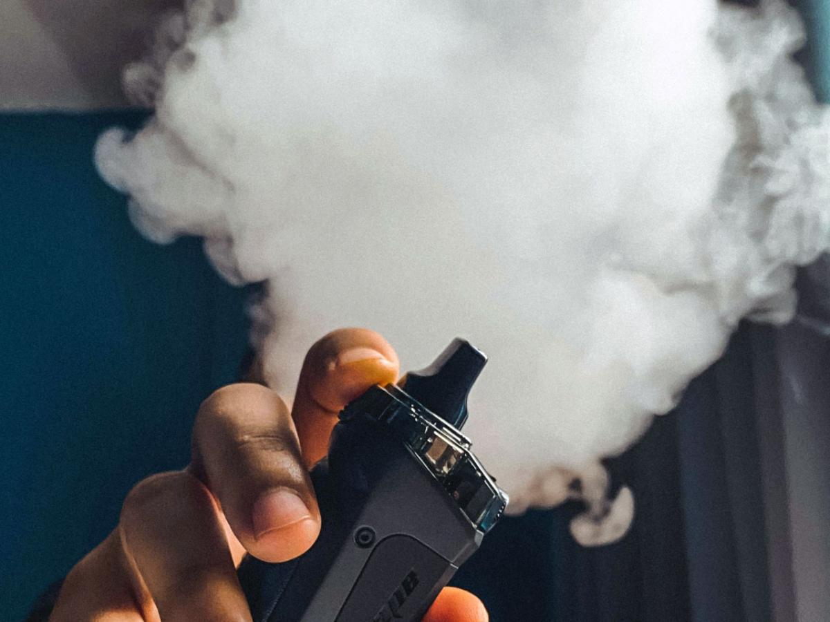 Putin Approves Nationwide Ban on Vape Sales in Russia