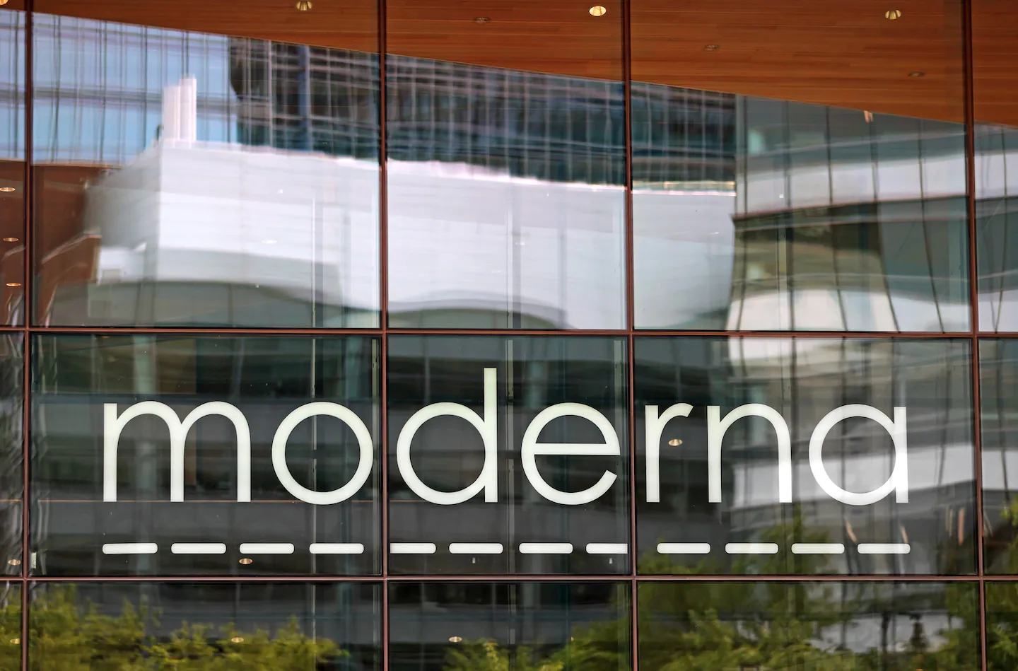 Moderna gains on sharp cost cuts as COVID vaccine declines