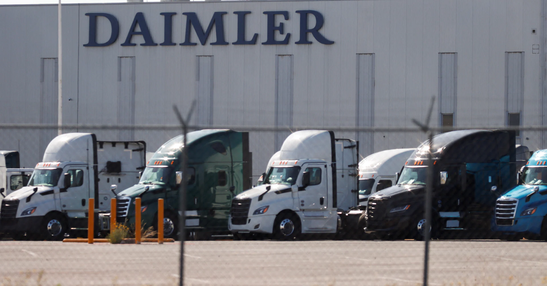 Daimler Truck posts 40% drop in quarterly profit, but keeps annual forecasts