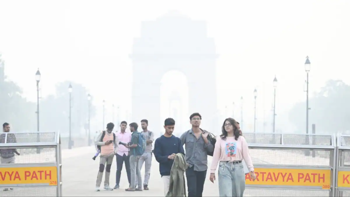 Delhi NCR AQI Hits 601 `Hazardous`; Noida, Gurgaon Enter Air Emergency Zone | Latest Updates